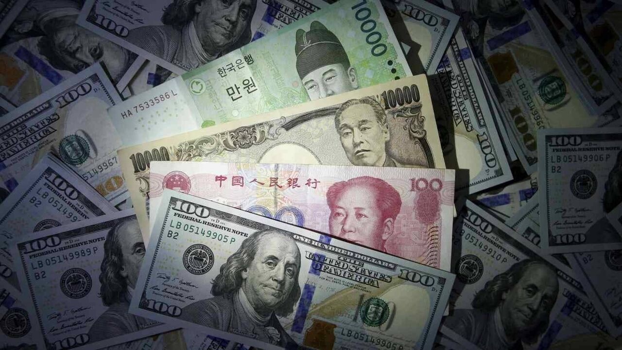 بازار ارز در تلاقی جنگ، تورم و محدودیت‌های ارزی
