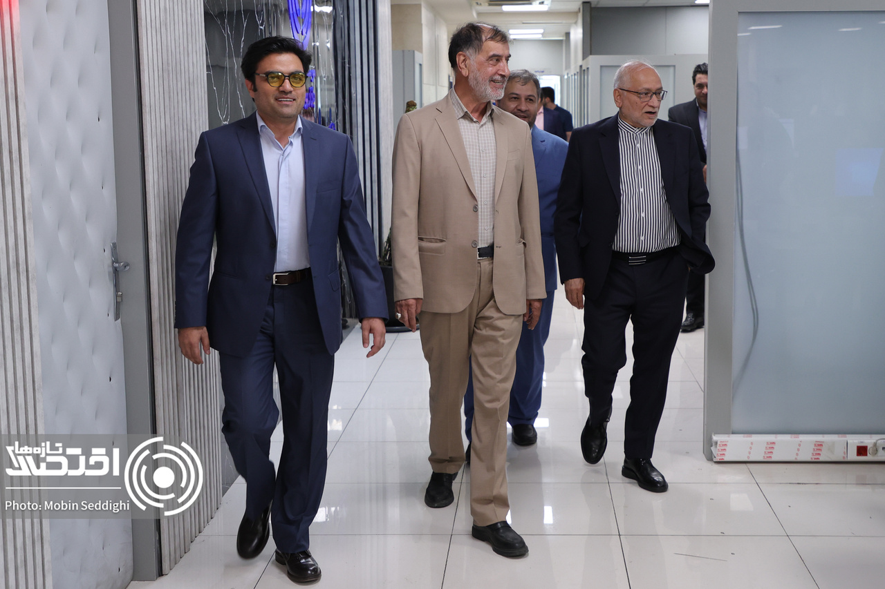 بازدید حسین مرعشی و محمدرضا باهنر از تحریریه تازه‌های اقتصاد