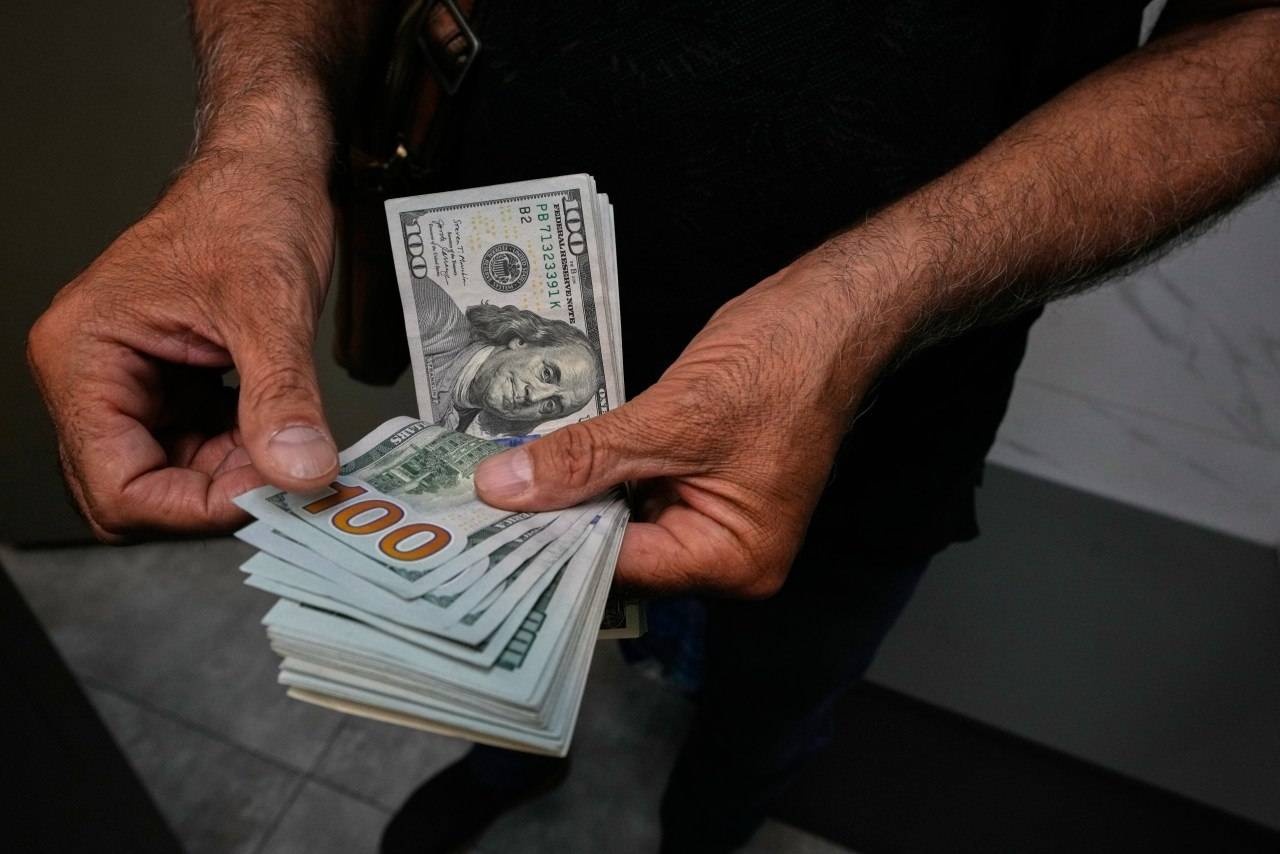 پاتک بانک مرکزی به بازار/ عرضه یک میلیارد اسکناس دلار در بانک‌ها و صرافی‌های بانکی از امروز