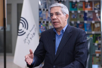 بانک مرکزی از سیاست ارزی خود عقب‌نشینی نکند