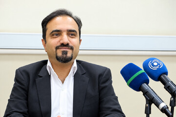 کفایت ذخایر ارزی، مانع فروپاشی اقتصاد ایران می‌شود